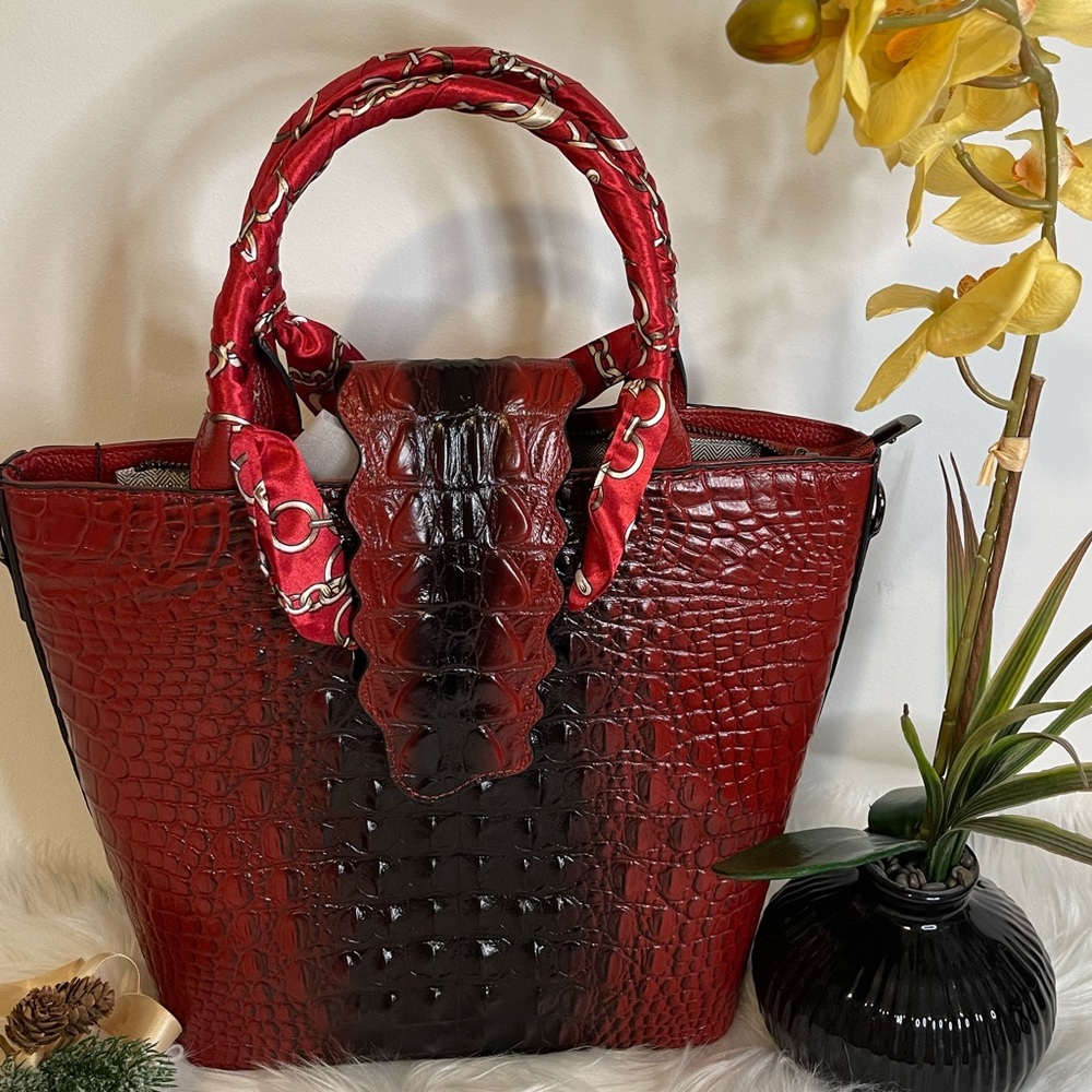 GENUINE LEATHER EMBOSSED TOTE BAG💕